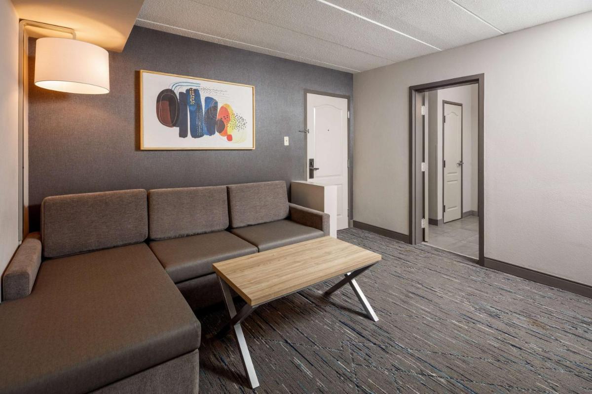 La Quinta Inn & Suites by Wyndham Lexington Park